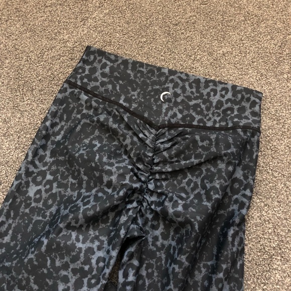 Zyia Cheetah Print Scrunch Butt Leggings - Picture 5 of 5